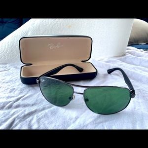 RAY BAN Aviator Sunglasses Polarized